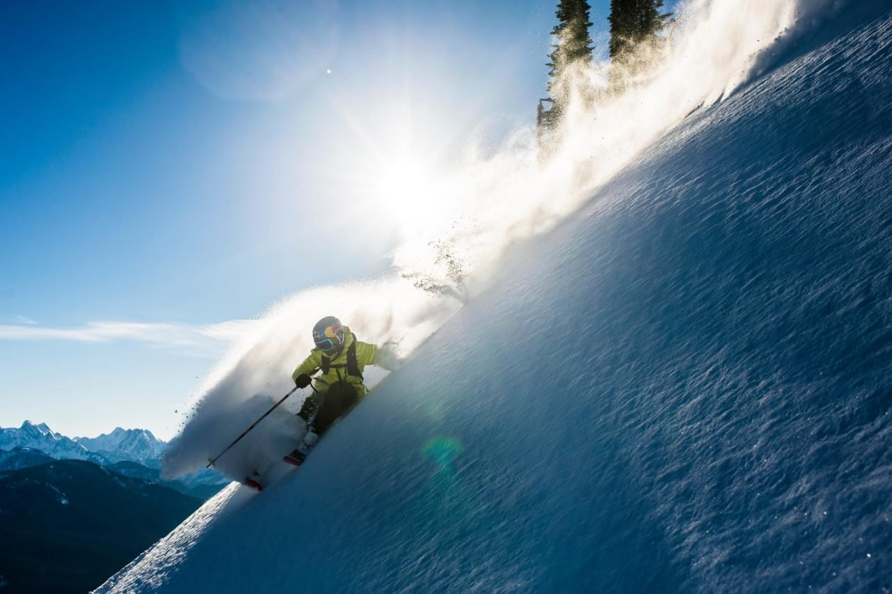 Лыжник Red bull. Freeski. Таннер Холл горные лыжи.